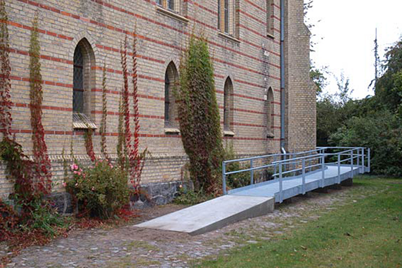 Rampe an der Kirche für Rollstuhlfahrer