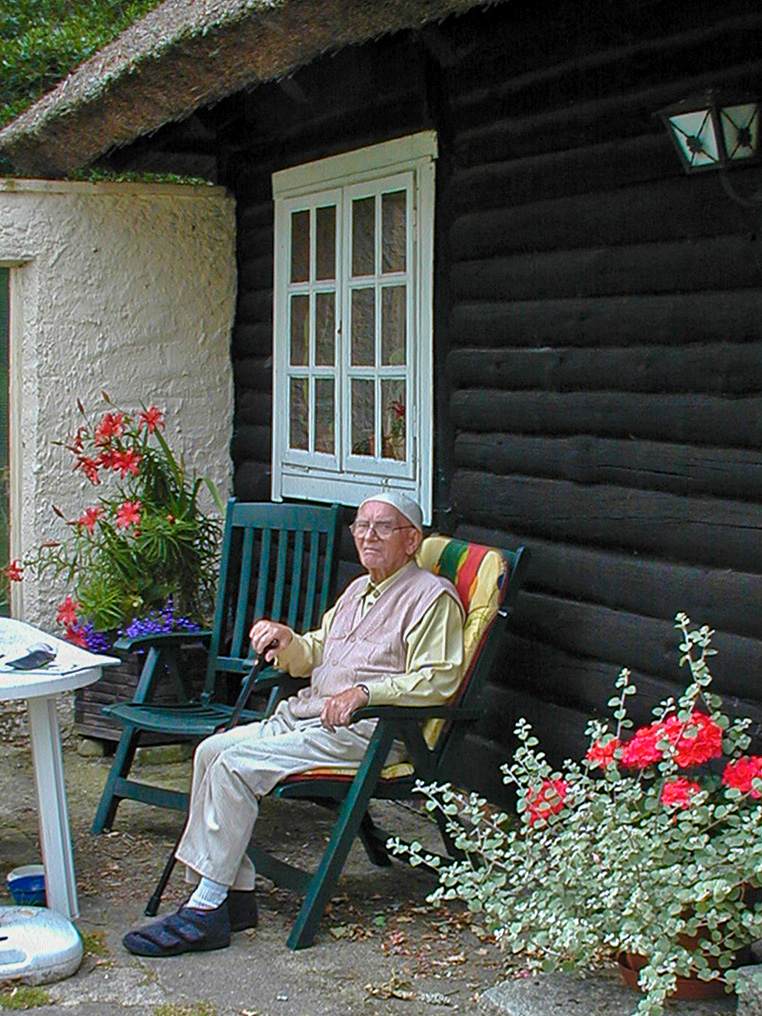 Karl-Heinrich Kluge vor seinem Blockhaus